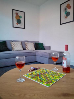 3-Bed Home from Home, Sleeps 6, Great for contractors, close to Gulliver's Valley Theme Park, Free Parking, Hot tub, Couple Retreat